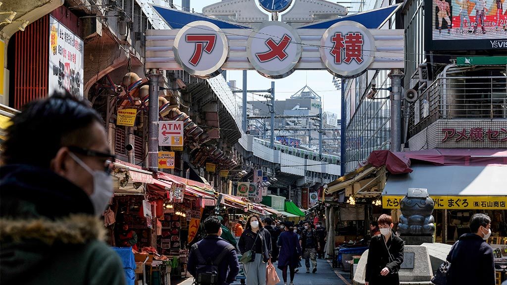 Эпидемия в Японии: рестораны открыты, люди на улицах