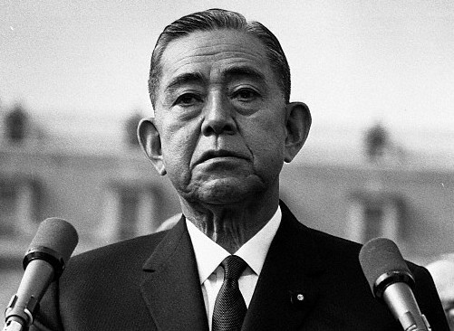 Абэ разделил первое место с Эйсаку Сато по сроку непрерывной службы премьером Японии