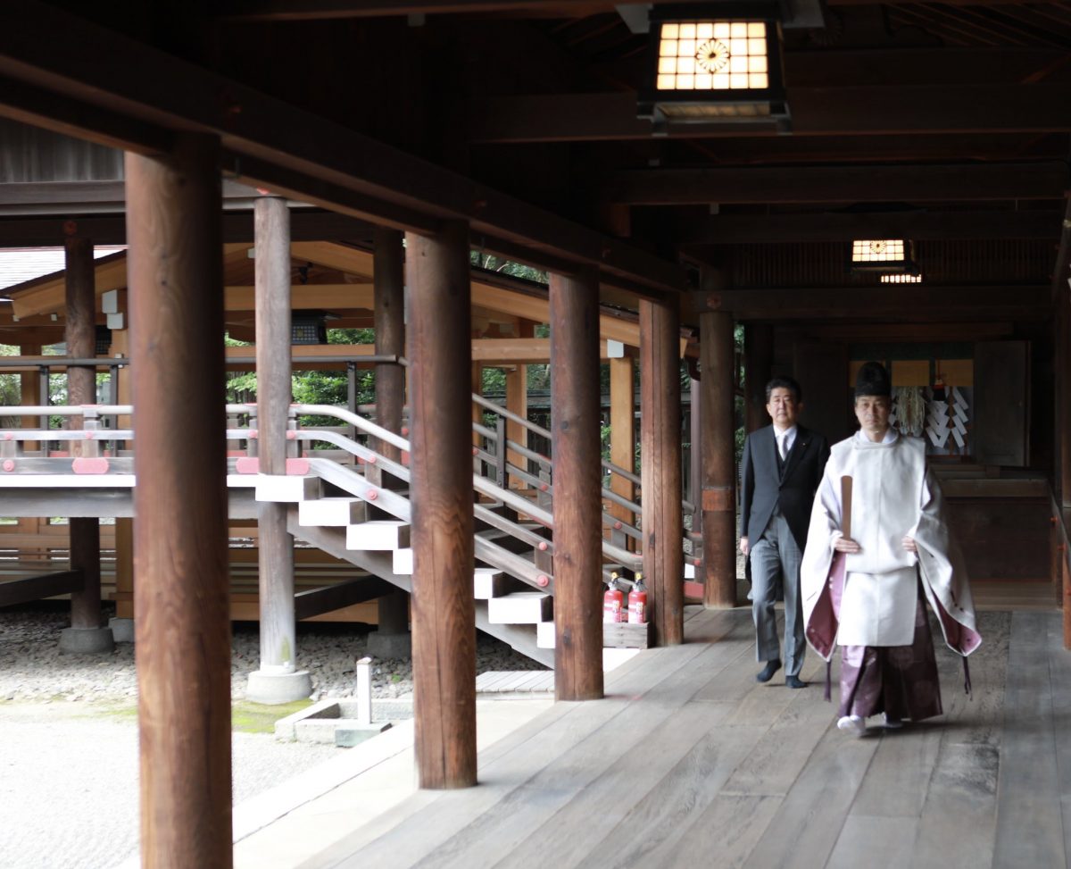 Абэ впервые с 2013 года посетил храм Ясукуни, считающийся в Азии символом милитаризма