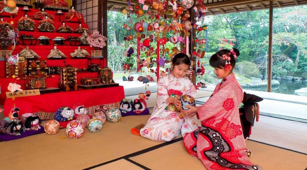 На курорте с горячими источниками выставлены куклы по случаю Дня девочек