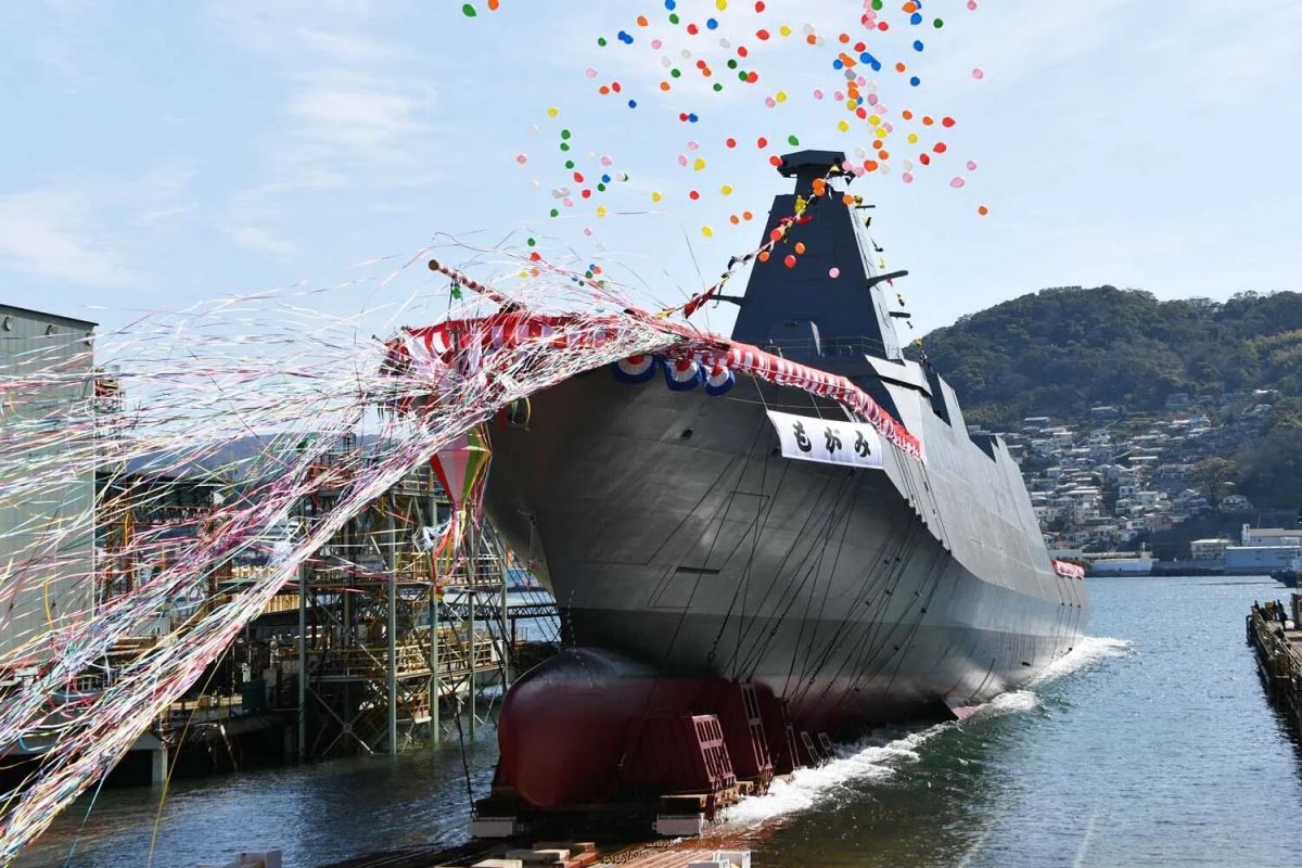 В Японии спустили на воду третий из серии многоцелевых фрегатов нового типа