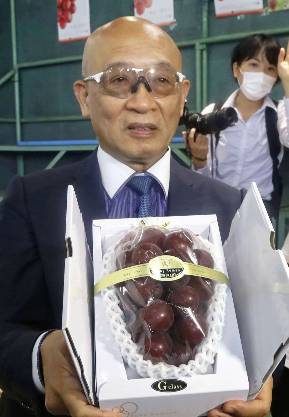В Японии гроздь винограда продали за $12,7 тыс.