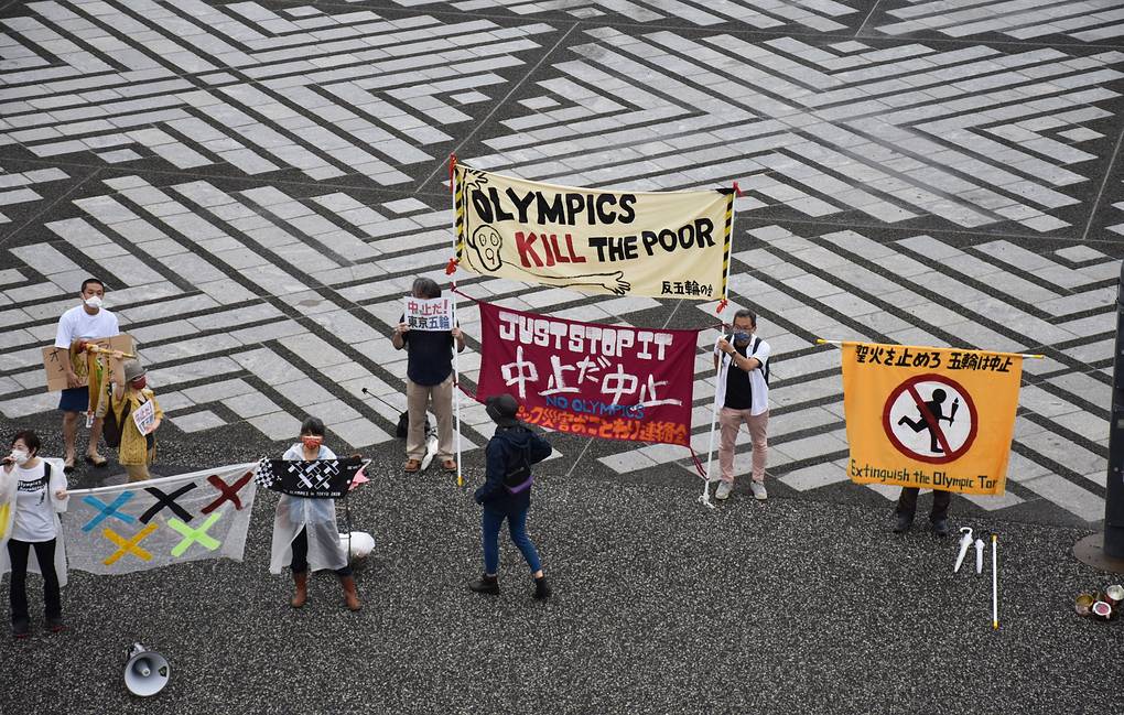 Акция протеста проходит в Токио перед стартом эстафеты олимпийского огня