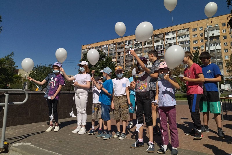 Белые журавли пролетели над Ульяновском. В «Аксаковке» почтили память погибших в Хиросиме