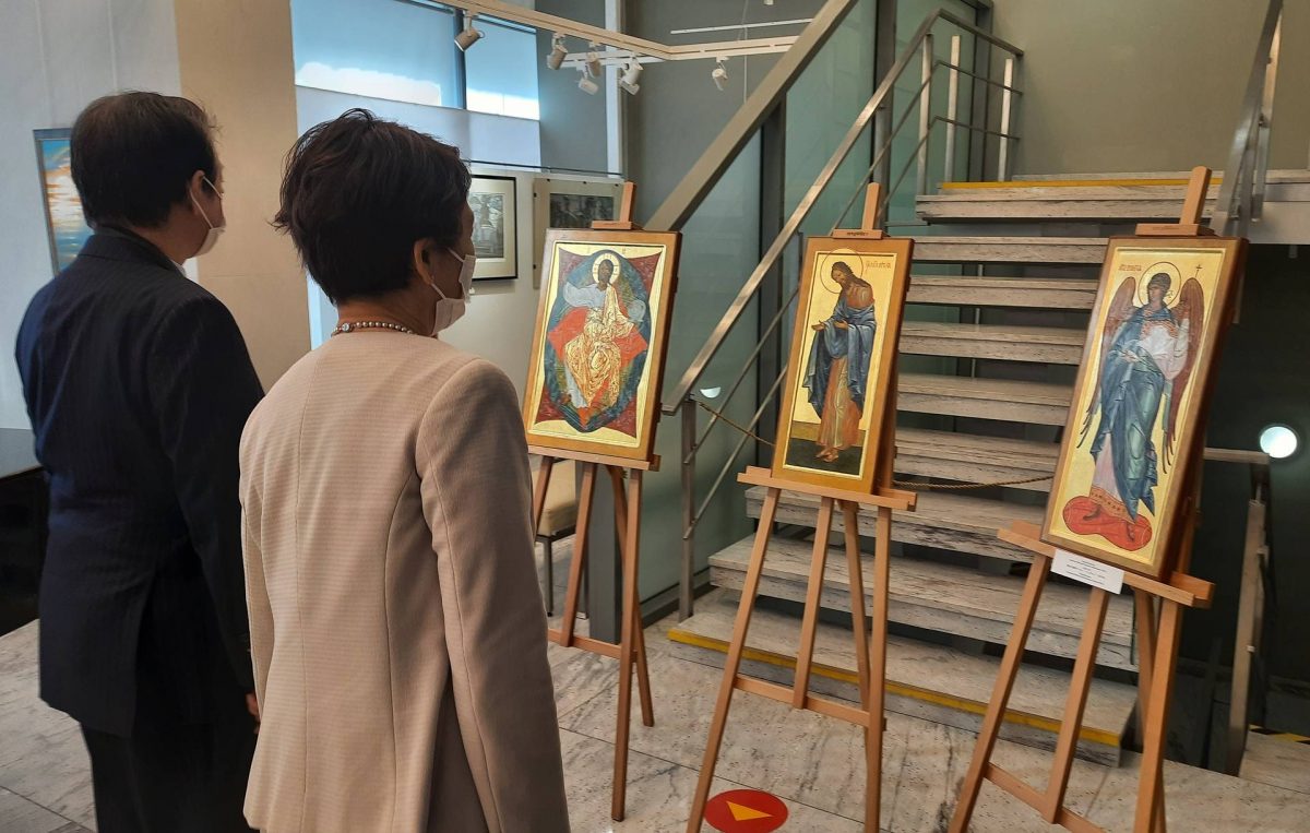 Супруга посла Японии открыла в Волгограде выставку написанных ею икон