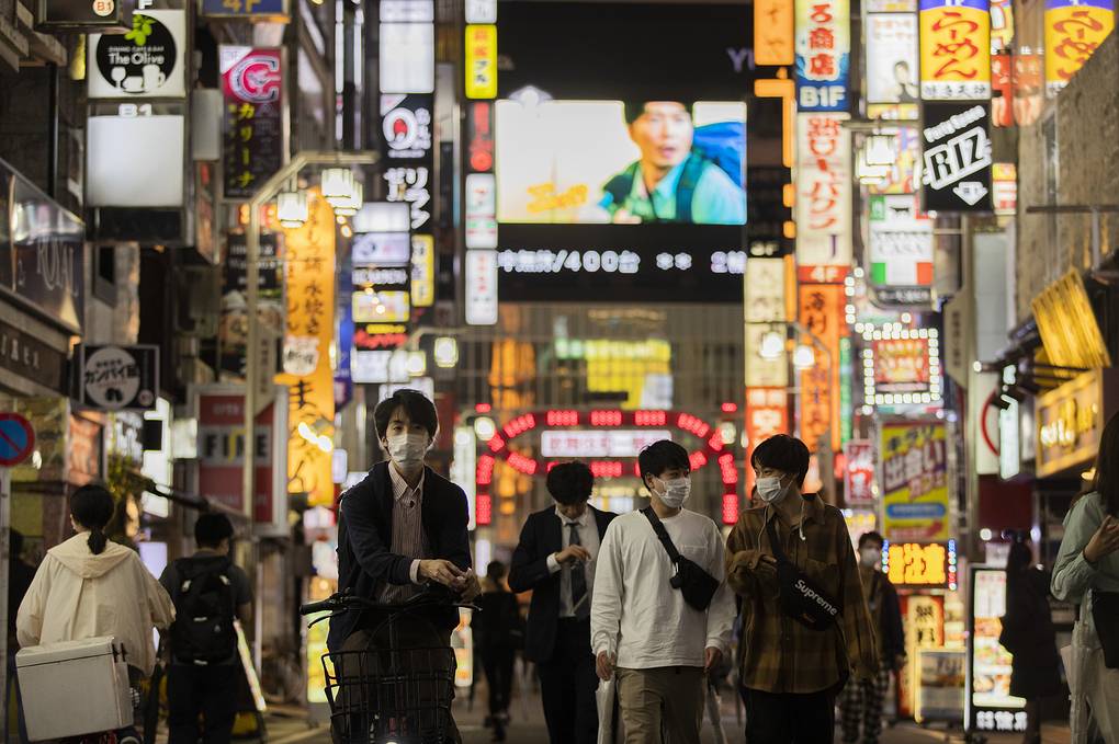 С вакциной и масками: Япония снимает коронавирусные ограничения