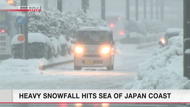 Власти Японии призывают соблюдать осторожность в связи с сильными снегопадами вдоль побережья Японского моря
