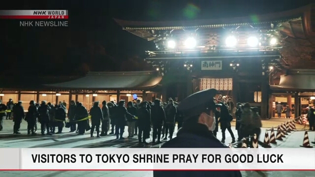 В синтоистском святилище в Токио посетители молятся об удаче в 2022 году с самых ранних часов