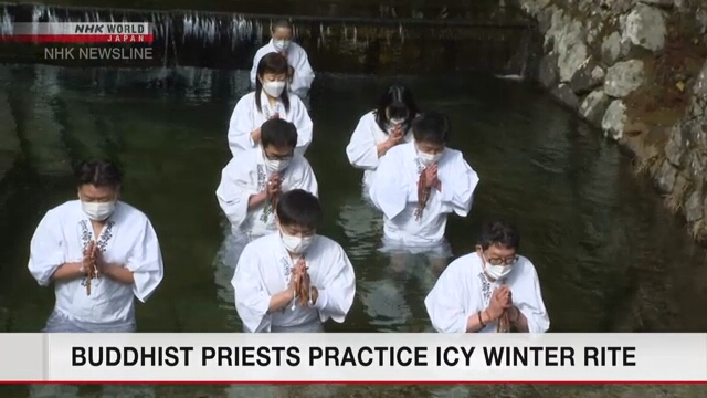 Буддийские священники искупались в холодной речной воде на горе Коясан