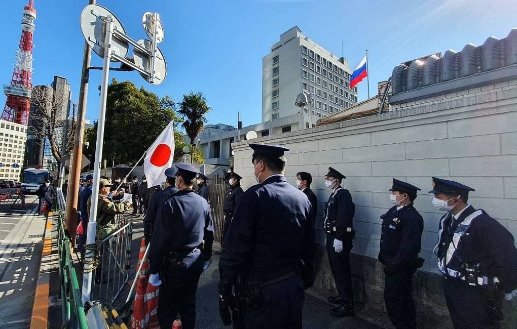 Ультраправые протестуют у посольства России в Токио по случаю «Дня северных территорий»