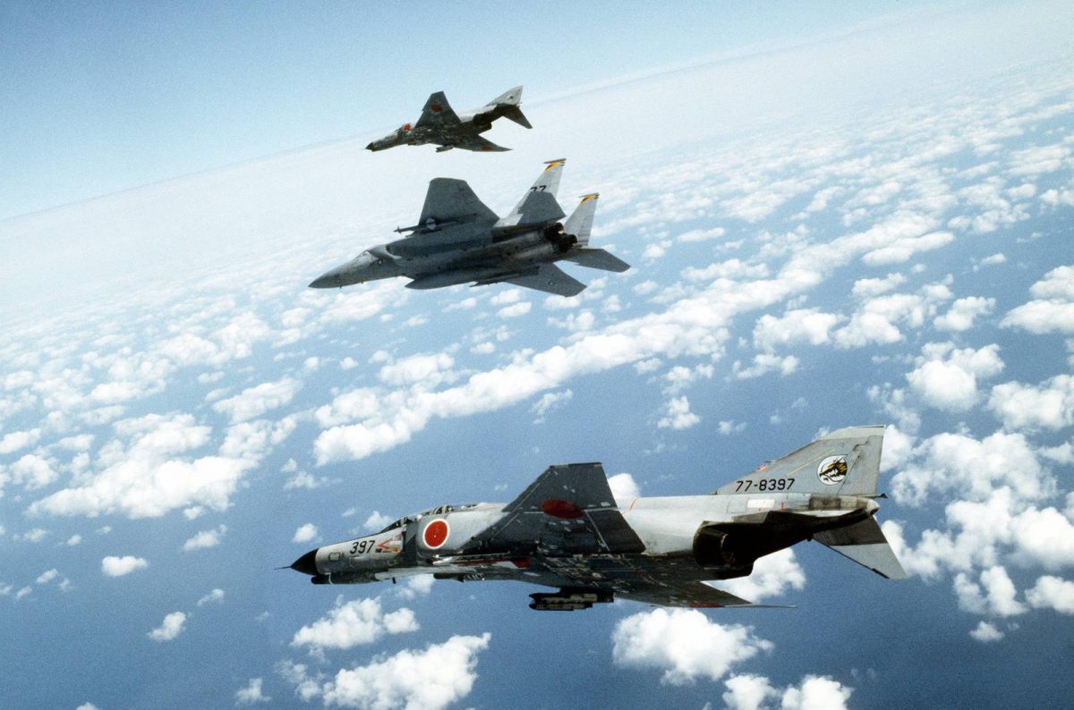 СМИ: Япония планирует разрешить экспорт истребителей и ракет в 12 стран