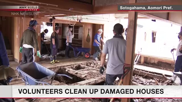 Добровольцы помогают городу на севере Японии восстановиться после нанесенного ливнями ущерба