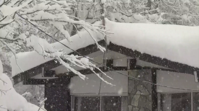 Жителей некоторых районов северной Японии призывают проявлять осторожность на случай дальнейших снегопадов