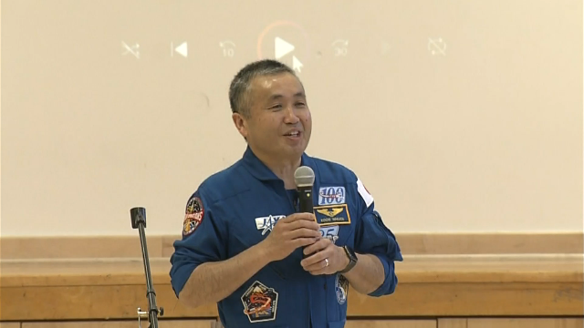 Японский астронавт воодушевляет детей больше узнать об освоении космоса