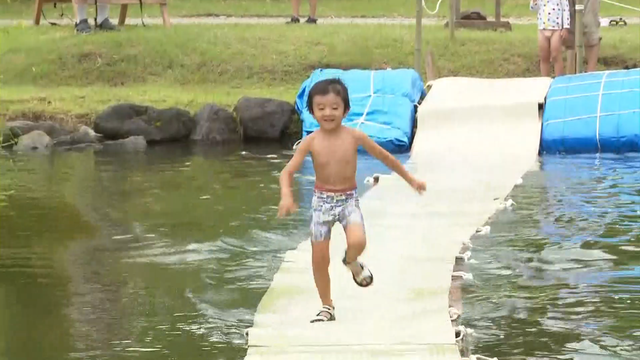 Во время летнего мероприятия вблизи горы Фудзи дети пробежали по циновкам «годза» по воде