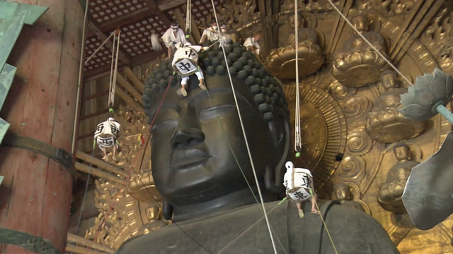 Статуя Большого Будды в Наре очищена от пыли в преддверии фестиваля Бон
