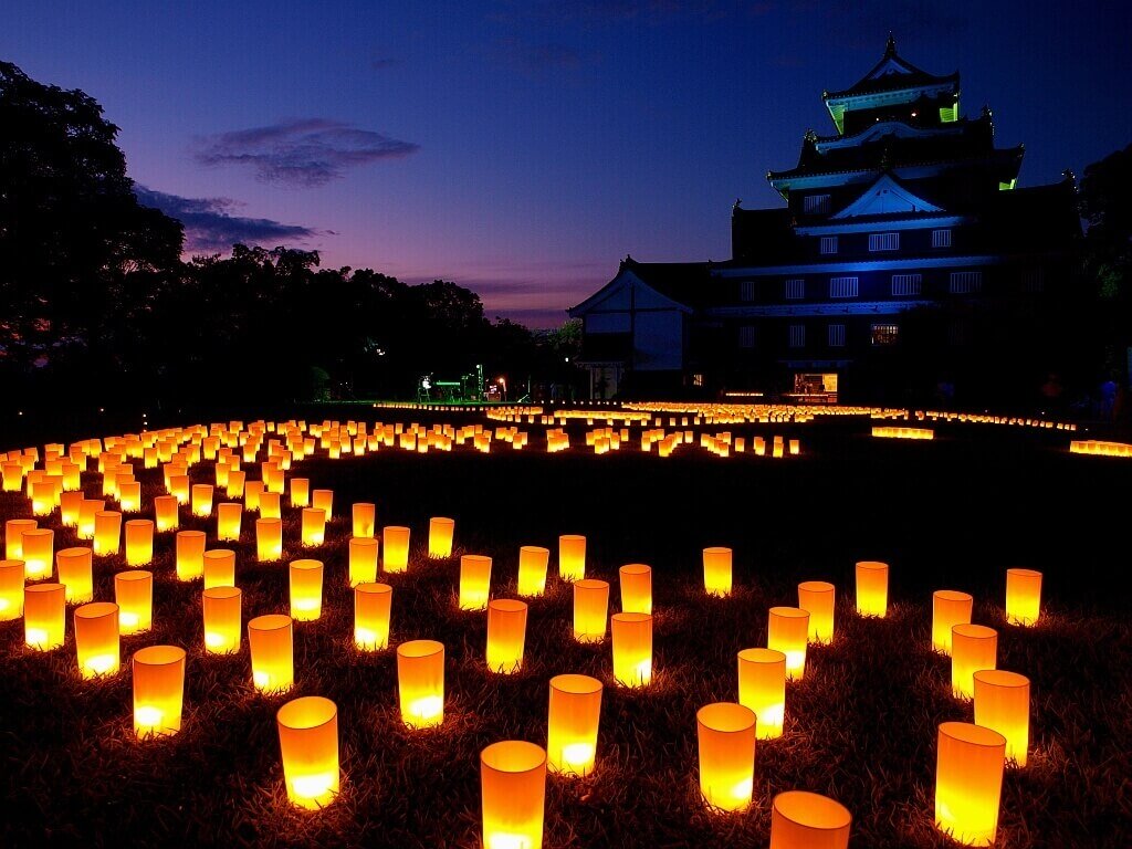В память о жертвах воздушных налетов 1945 года по реке вблизи Токио пустили бумажные фонарики