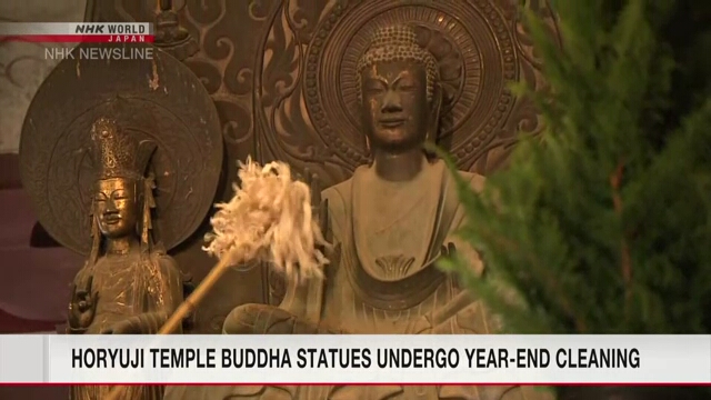 Статуи Будды в храме Хорюдзи очищают перед Новым годом