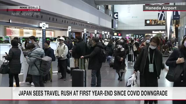 Токийский аэропорт Ханэда переполнен путешественниками, отправляющимися на каникулы