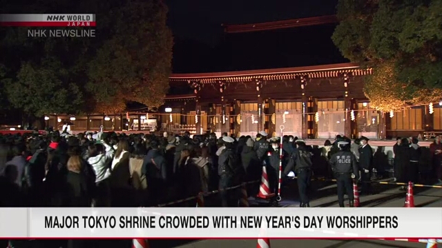 Крупное синтоистское святилище в Токио переполнено посетителями по случаю наступления Нового года
