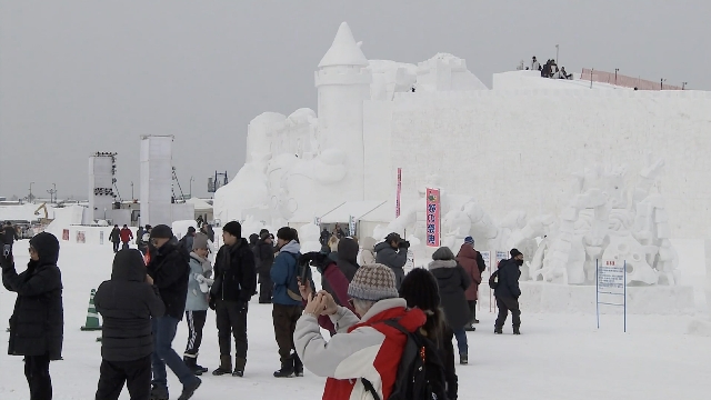Гостей зимнего фестиваля в городе Асахикава на севере Японии приветствует гигантская снежная скульптура
