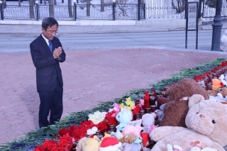 Генеральный консул Японии в Южно-Сахалинске возложил цветы в память о погибших в «Крокусе»