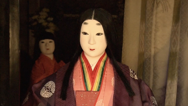 Японский храм демонстрирует отреставрированную куклу в виде автора «Повести о Гэндзи»
