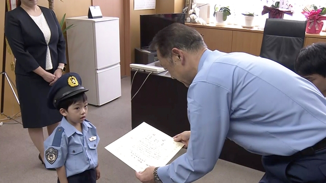 Трехлетнему ребенку из западной Японии объявили благодарность за обнаружение запрещенного опийного мака