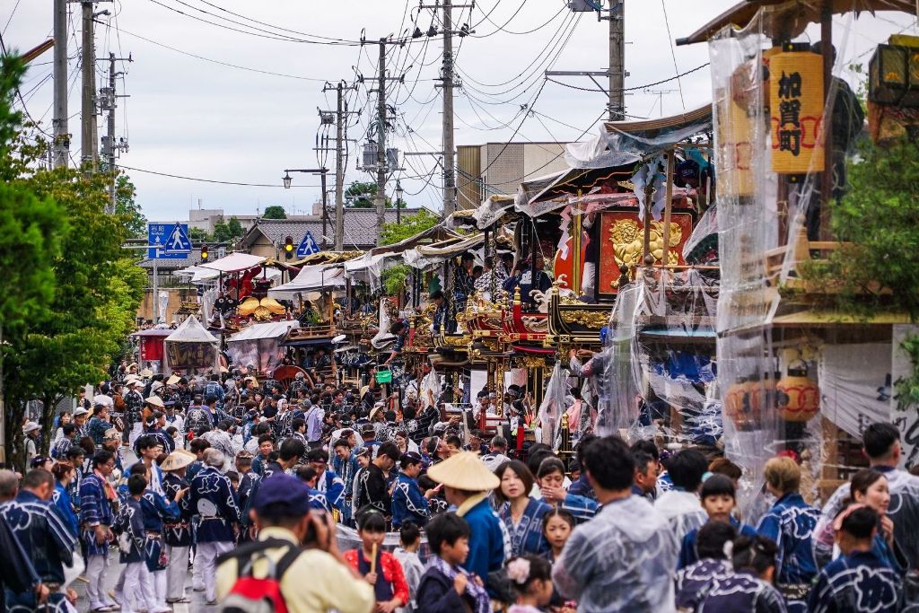 В городе Мураками состоялся фестиваль с великолепными повозками