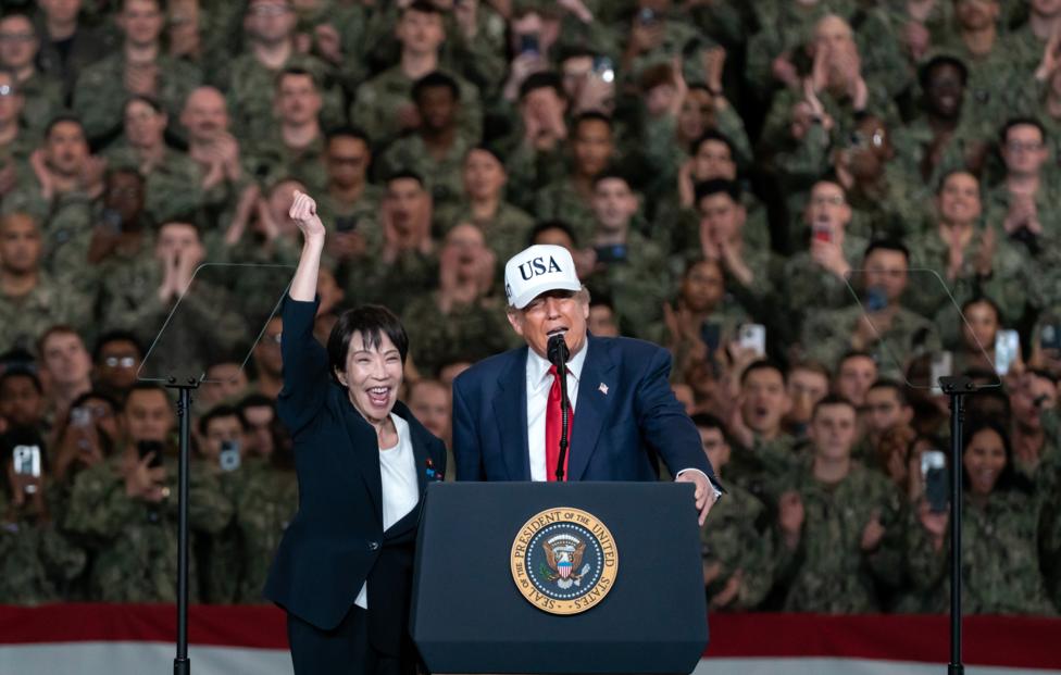 Премьер Японии пообещала Трампу повысить расходы на оборону