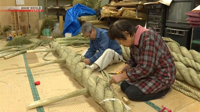 Производство новогодних соломенных веревок дает работу пожилым людям недалеко от Токио