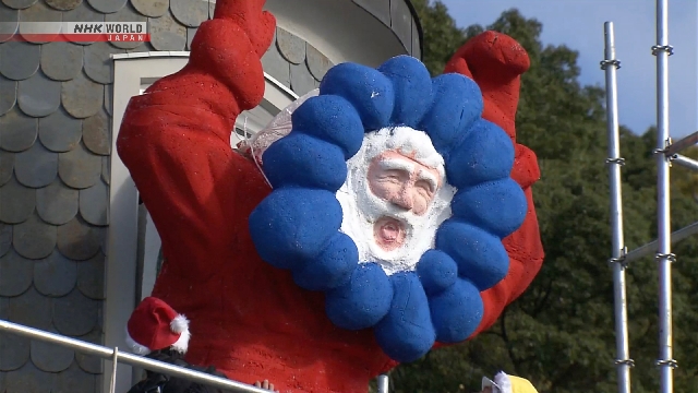 На рождественском украшении в Кобэ Санта-Клаус изображен по образу талисмана Всемирной выставки в Осака