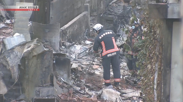 По мнению специалиста, на месте пожара в Оита остаются очаги возгорания