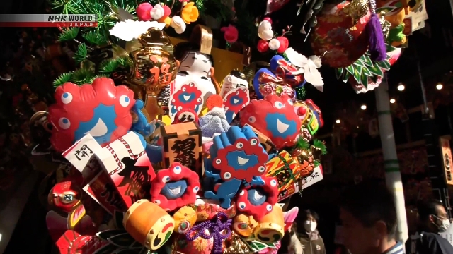 В синтоистском святилище в токийском районе Асакуса проходит фестиваль Тори-но-ити