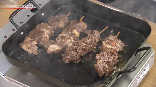 В японской префектуре Аомори гостей угощали медвежатиной на шпажках