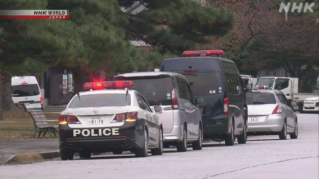 Двое туристов допрашиваются после пролета дрона над территорией Императорского дворца в Токио