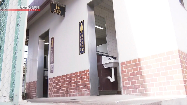 На мужчину в общественном туалете возле станции в префектуре Гумма в Японии напал медведь