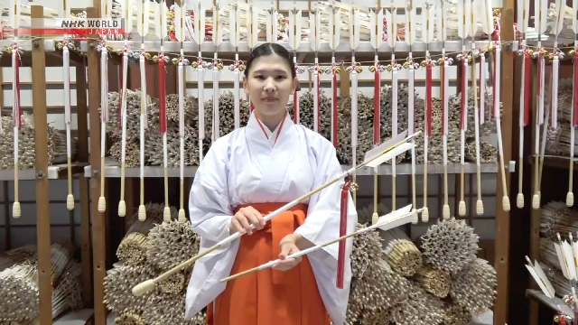 В синтоистском храме города Камакура изготавливаются традиционные стрелы, приносящие удачу в Новом году