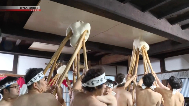 Полуобнаженные мужчины, несмотря на холод, готовили рисовые лепешки в храме Ямагата