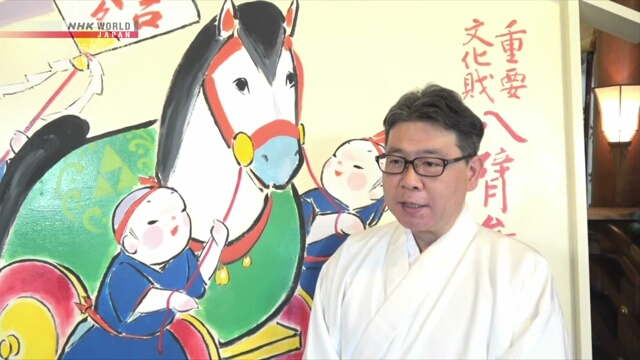 В синтоистском святилище Эносима в префектуре Канагава выставлена гигантская табличка по случаю наступления Года лошади