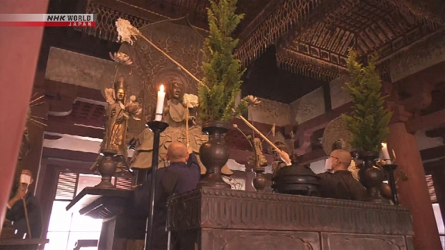 В буддийском храме Хорюдзи прошла предновогодняя очистка статуй