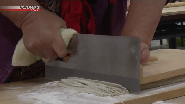 Участники мастер-класса в префектуре Нагано попробовали сами приготовить лапшу соба для новогоднего угощения