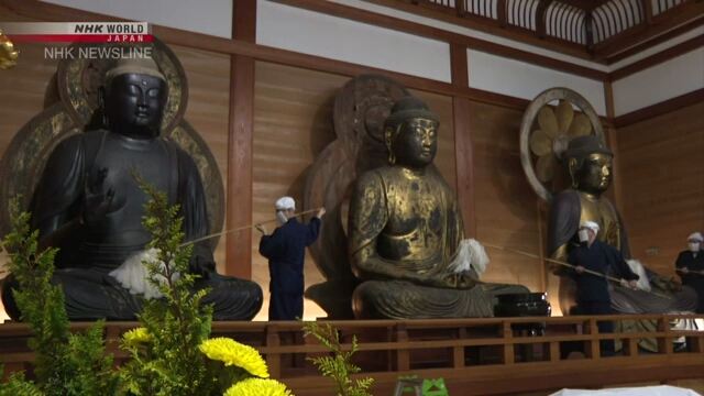 В буддийском храме на северо-востоке Японии провели традиционную предновогоднюю чистку статуй