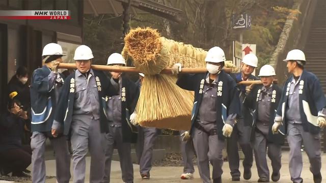 Буддийский храм в Японии украсили на Новый год огромной соломенной веревкой