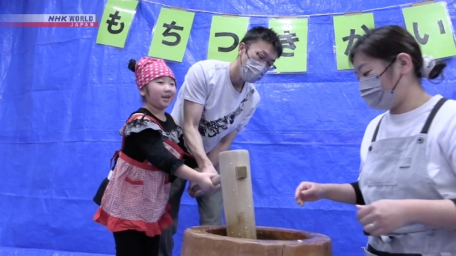 Ребята из детского сада приготовили рисовые лепешки «кагами моти» к новогодним праздникам