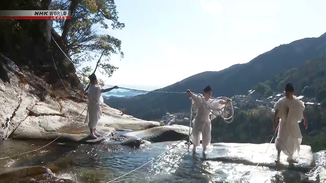 Синтоистские священники заменили священную веревку «симэнава» на водопаде Нати в префектуре Вакаяма перед наступлением Нового года