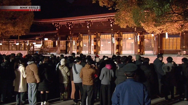 В токийском святилище Мэйдзи дзингу посетители молятся об удаче в новом году