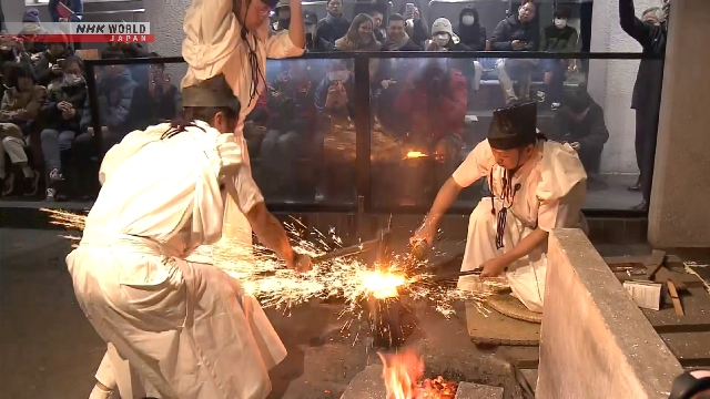 Кузнецы мечей в префектуре Гифу в центральной Японии провели новогодний ритуал