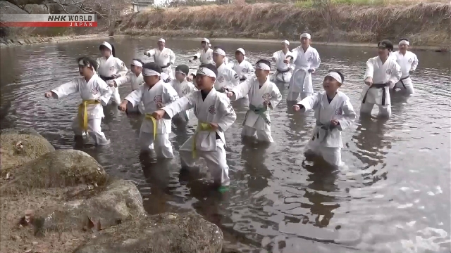 Дети в городе на западе Японии занимались каратэ несмотря на холод