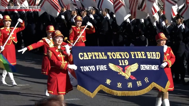 Пожарные Токио провели новогодние учения с традиционными трюками